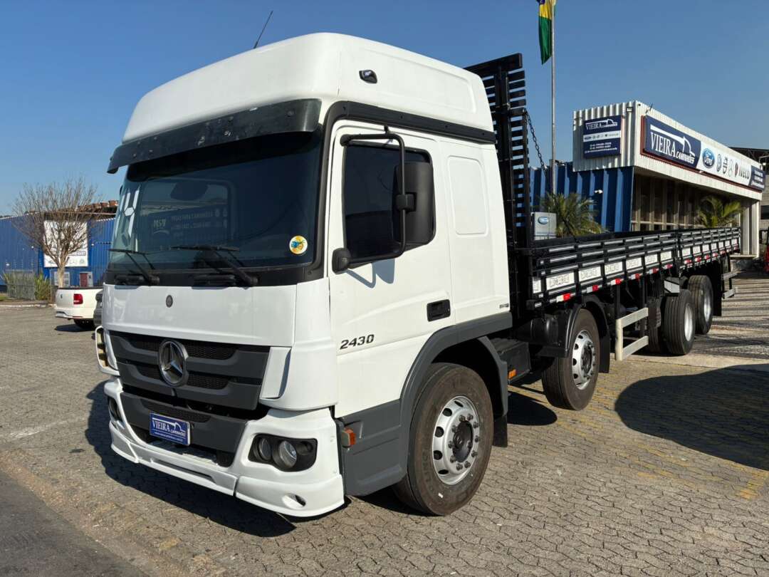Caminhão MERCEDES BENZ MB 2430 Carga Seca ANO 2014 de Vieira Caminhões no Paraná