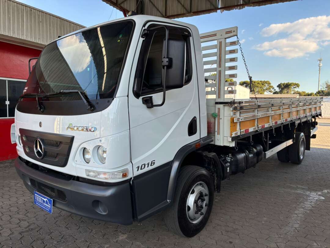 Caminhão MERCEDES BENZ MB 1016 Carroceria ANO 2022 de Vieira Caminhões no Paraná