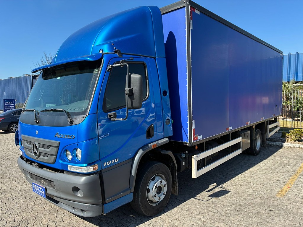 Caminhão MERCEDES BENZ MB 1016 Baú Furgão ANO 2021 de Vieira Caminhões no Paraná