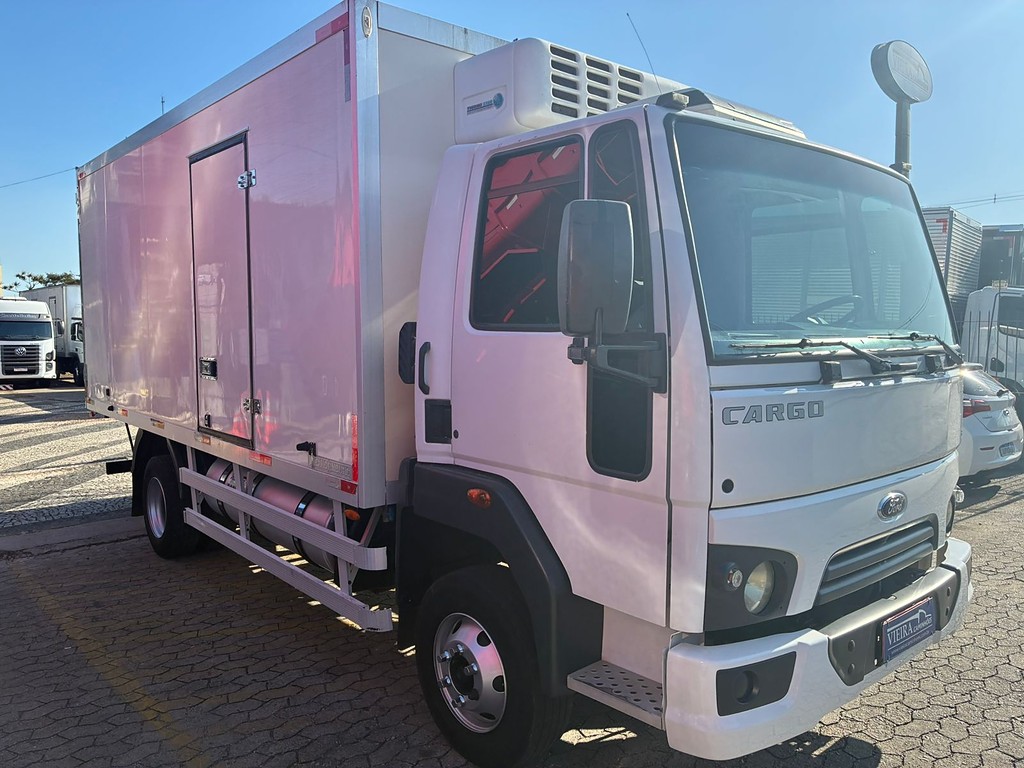 Caminhão FORD CARGO 1119 Baú Refrigerado ANO 2015 de Vieira Caminhões no Paraná