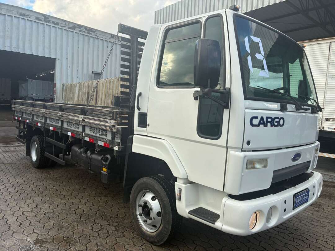 Caminhão FORD CARGO 816 Carroceria ANO 2013 de Vieira Caminhões no Paraná