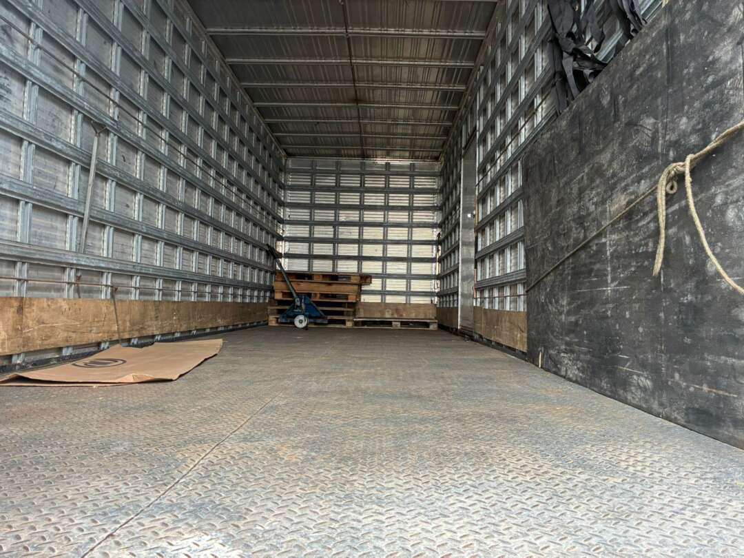 Caminhão VOLKSWAGEN VW 15180 Baú Furgão ANO 2012 de Vieira Caminhões no Paraná