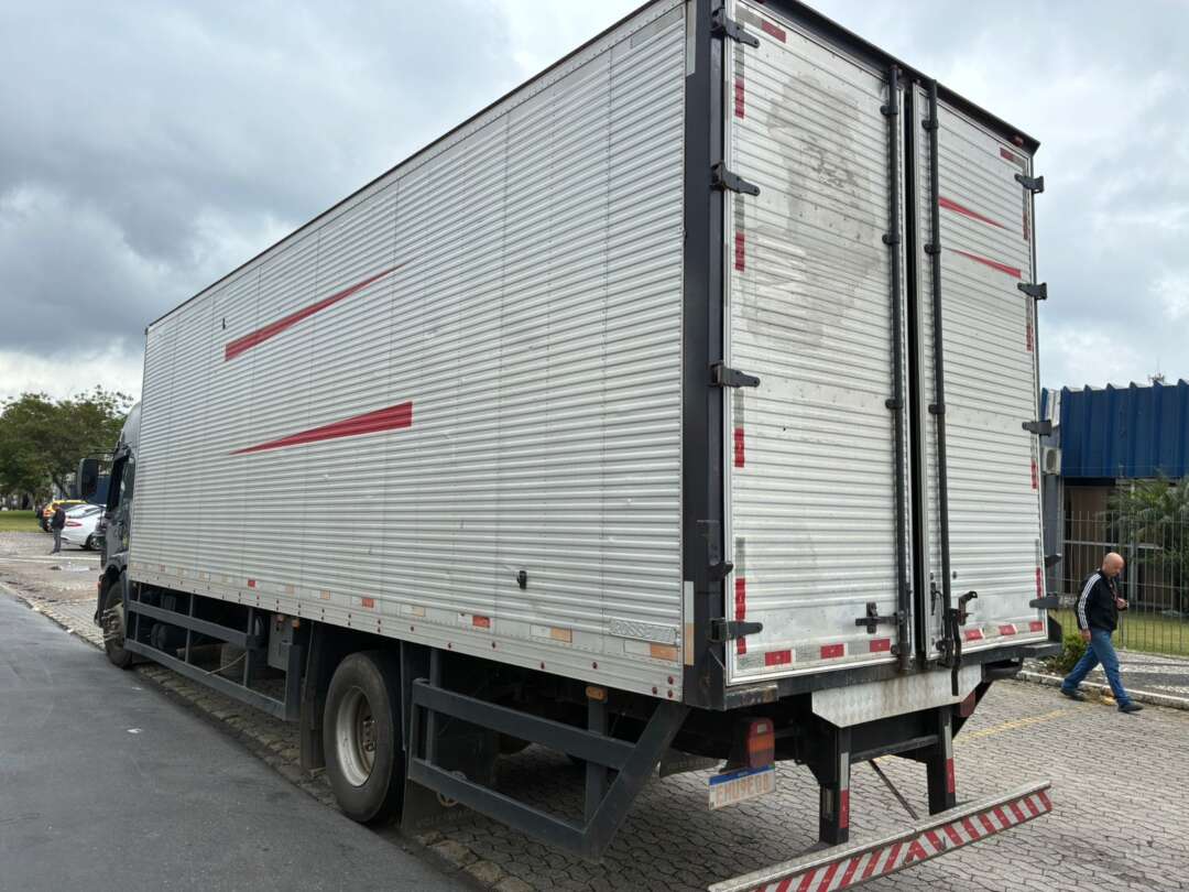 Caminhão VOLKSWAGEN VW 15180 Baú Furgão ANO 2012 de Vieira Caminhões no Paraná