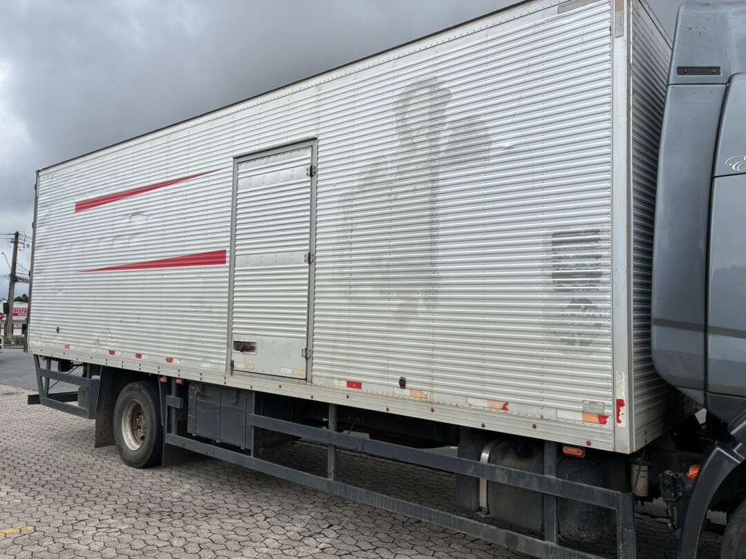 Caminhão VOLKSWAGEN VW 15180 Baú Furgão ANO 2012 de Vieira Caminhões no Paraná