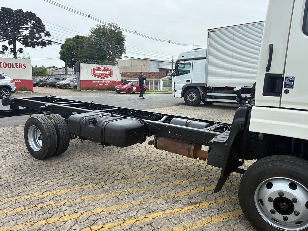 Caminhão FORD CARGO 815 Chassis ANO 2007 de Vieira Caminhões no Paraná