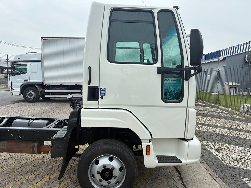 Caminhão FORD CARGO 815 Chassis ANO 2007 de Vieira Caminhões no Paraná