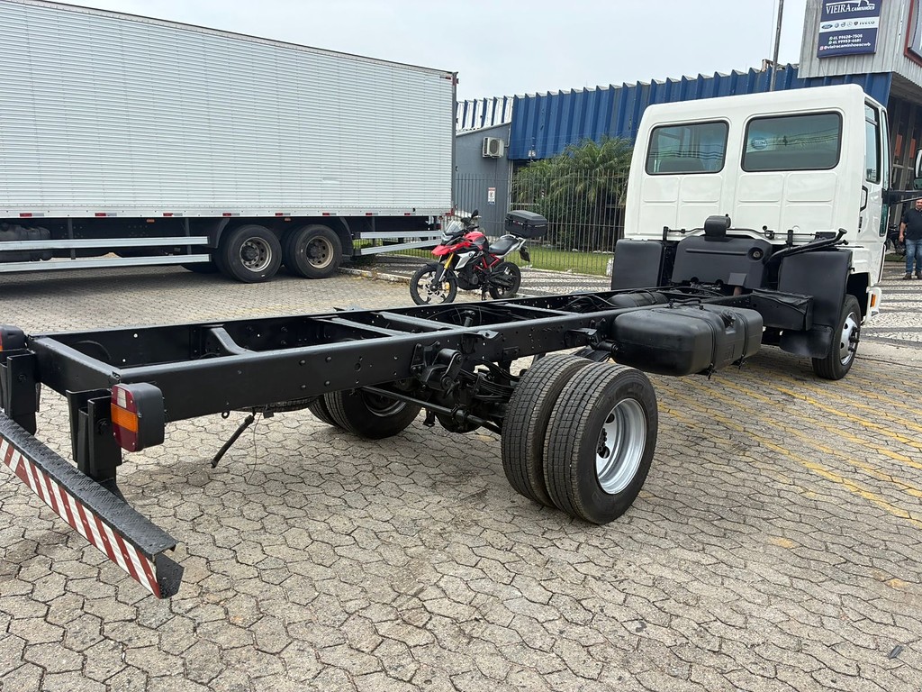 Caminhão FORD CARGO 815 Chassis ANO 2007 de Vieira Caminhões no Paraná