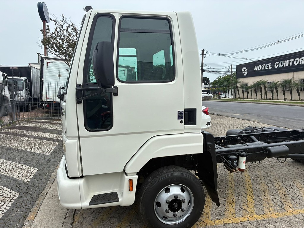 Caminhão FORD CARGO 815 Chassis ANO 2007 de Vieira Caminhões no Paraná