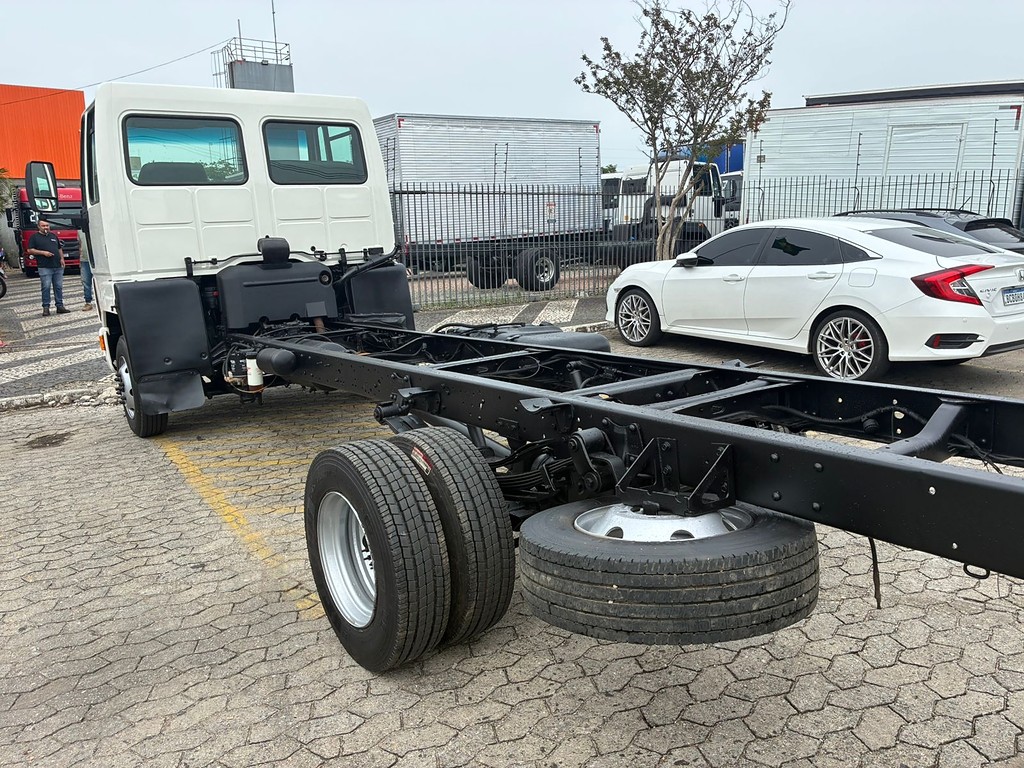 Caminhão FORD CARGO 815 Chassis ANO 2007 de Vieira Caminhões no Paraná