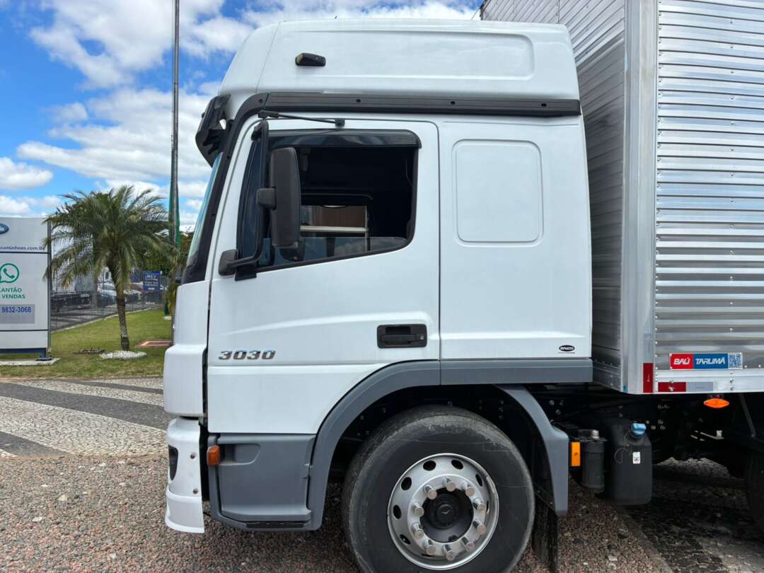 Caminhão MERCEDES BENZ MB 3030 Baú Furgão ANO 2021 de Vieira Caminhões no Paraná