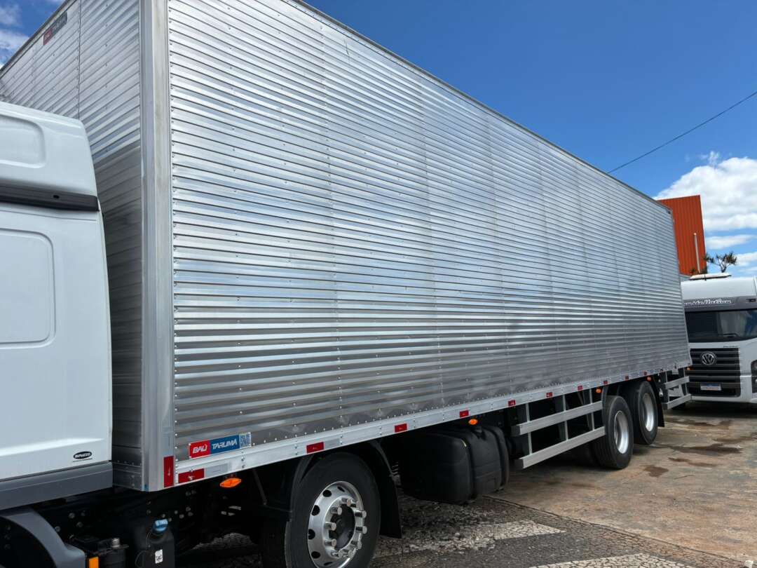 Caminhão MERCEDES BENZ MB 3030 Baú Furgão ANO 2021 de Vieira Caminhões no Paraná