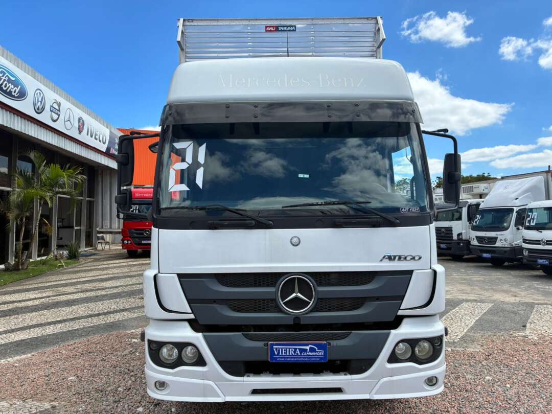 Caminhão MERCEDES BENZ MB 3030 Baú Furgão ANO 2021 de Vieira Caminhões no Paraná