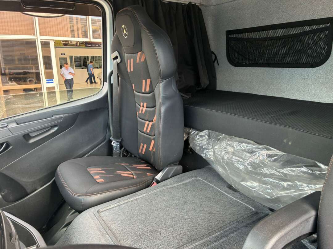 Caminhão MERCEDES BENZ MB 3030 Baú Furgão ANO 2021 de Vieira Caminhões no Paraná