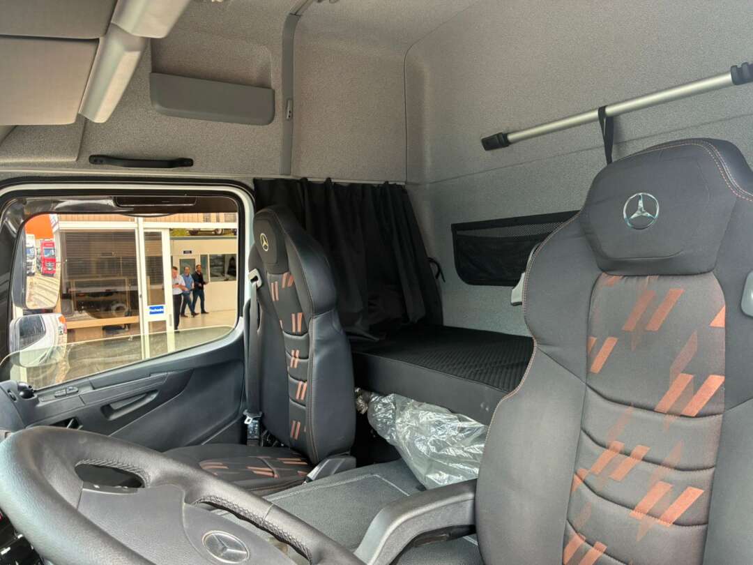 Caminhão MERCEDES BENZ MB 3030 Baú Furgão ANO 2021 de Vieira Caminhões no Paraná