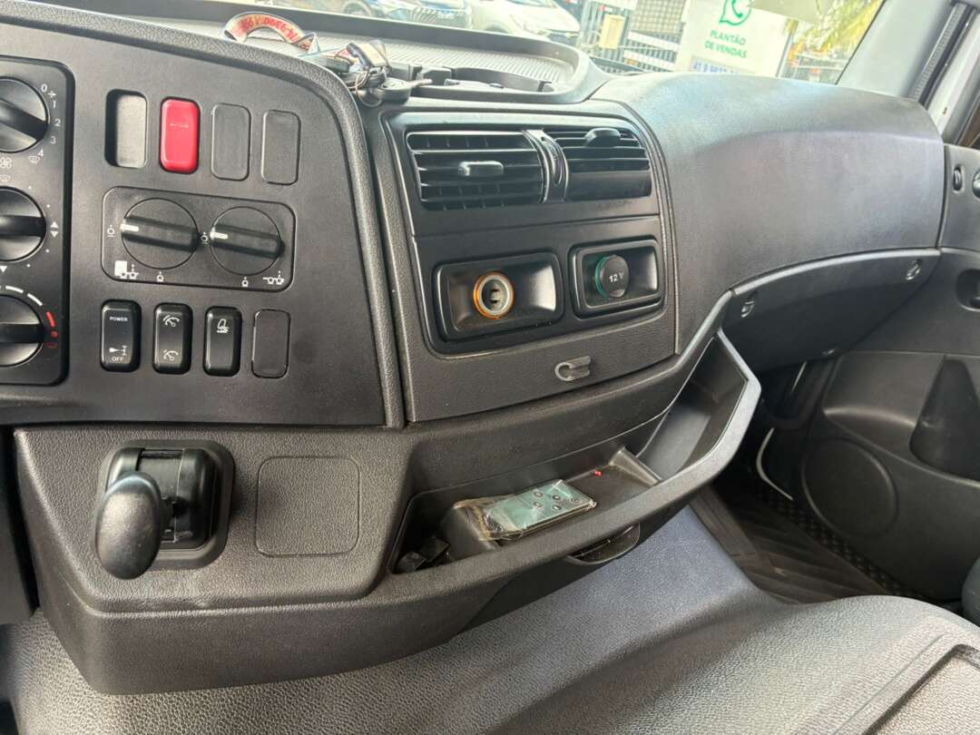 Caminhão MERCEDES BENZ MB 3030 Baú Furgão ANO 2021 de Vieira Caminhões no Paraná