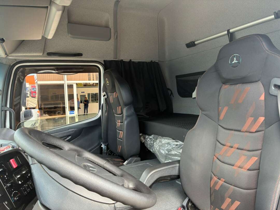 Caminhão MERCEDES BENZ MB 3030 Baú Furgão ANO 2021 de Vieira Caminhões no Paraná