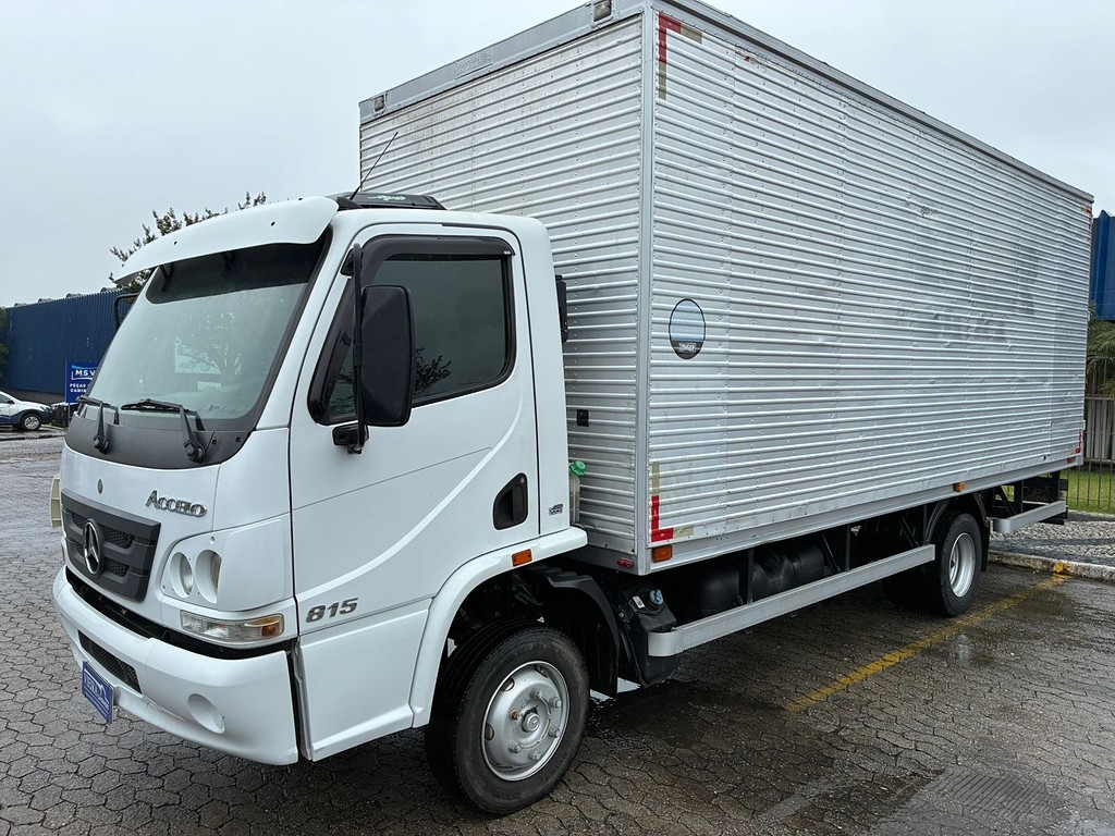 Caminhão MERCEDES BENZ MB 815 Baú Furgão ANO 2018 de Vieira Caminhões no Paraná