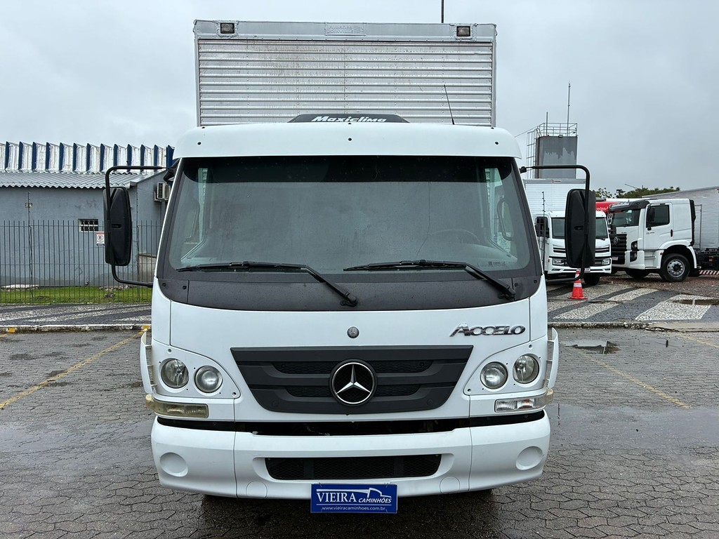 Caminhão MERCEDES BENZ MB 815 Baú Furgão ANO 2018 de Vieira Caminhões no Paraná