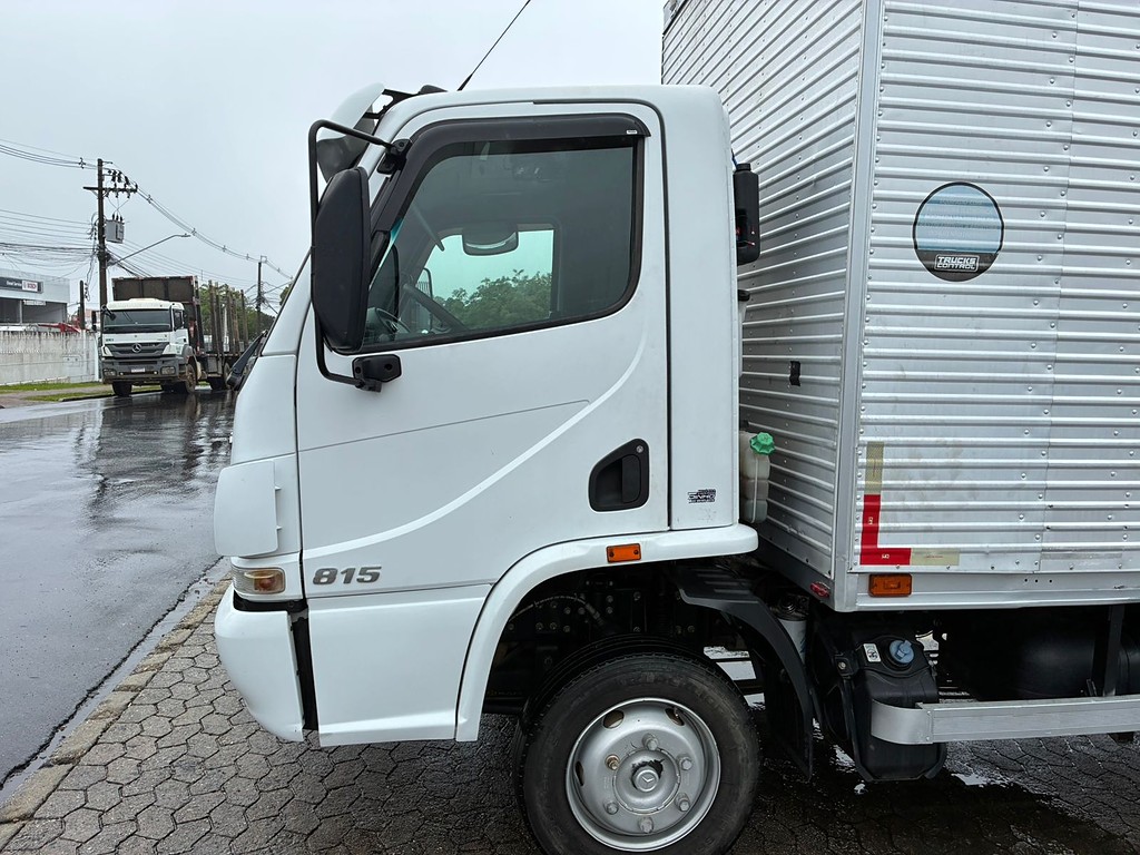 Caminhão MERCEDES BENZ MB 815 Baú Furgão ANO 2018 de Vieira Caminhões no Paraná