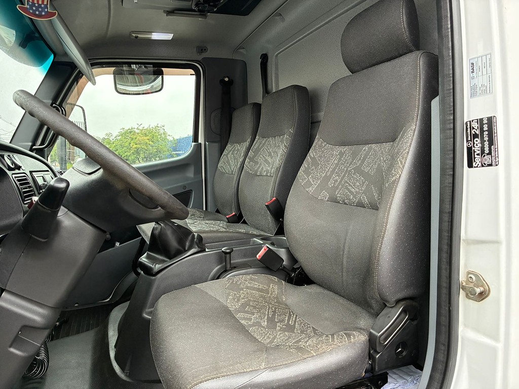 Caminhão MERCEDES BENZ MB 815 Baú Furgão ANO 2018 de Vieira Caminhões no Paraná