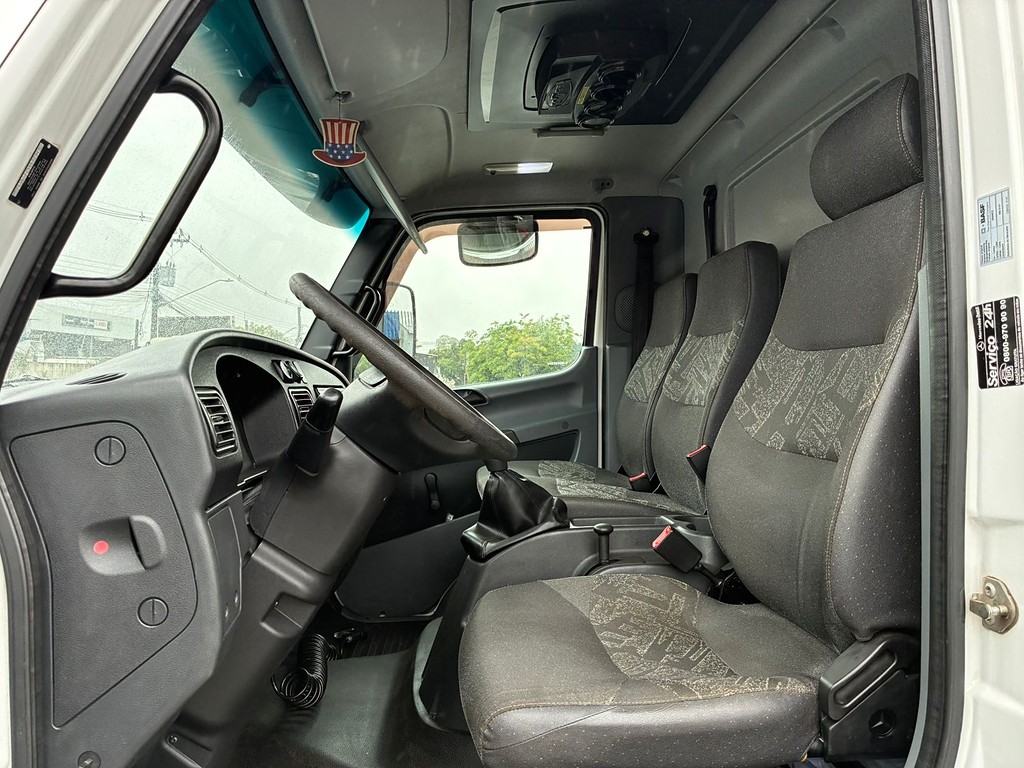 Caminhão MERCEDES BENZ MB 815 Baú Furgão ANO 2018 de Vieira Caminhões no Paraná