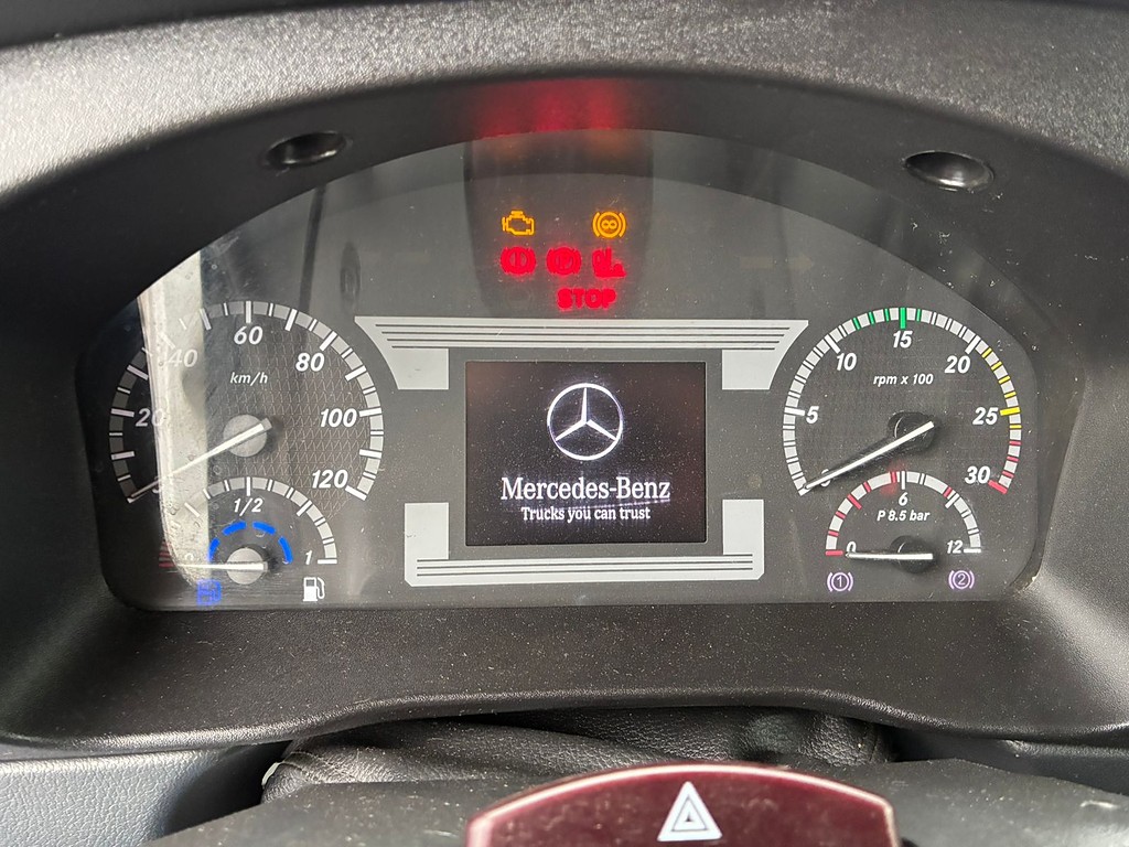 Caminhão MERCEDES BENZ MB 815 Baú Furgão ANO 2018 de Vieira Caminhões no Paraná