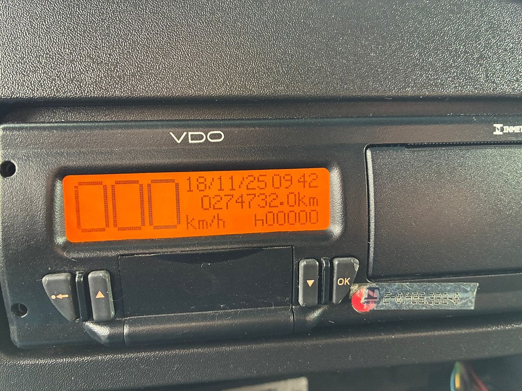 Caminhão MERCEDES BENZ MB 815 Baú Furgão ANO 2018 de Vieira Caminhões no Paraná