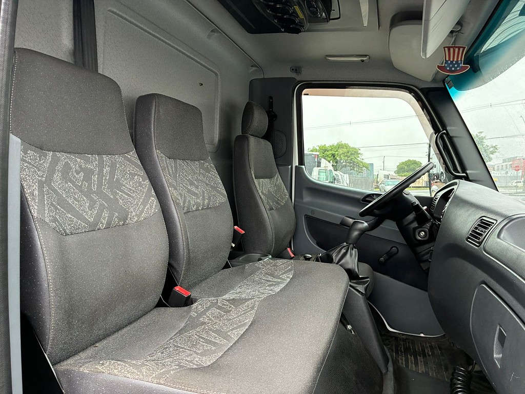 Caminhão MERCEDES BENZ MB 815 Baú Furgão ANO 2018 de Vieira Caminhões no Paraná