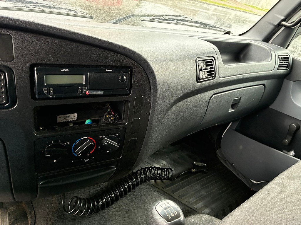 Caminhão MERCEDES BENZ MB 815 Baú Furgão ANO 2018 de Vieira Caminhões no Paraná