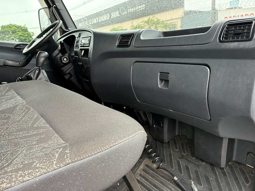 Caminhão MERCEDES BENZ MB 815 Baú Furgão ANO 2018 de Vieira Caminhões no Paraná