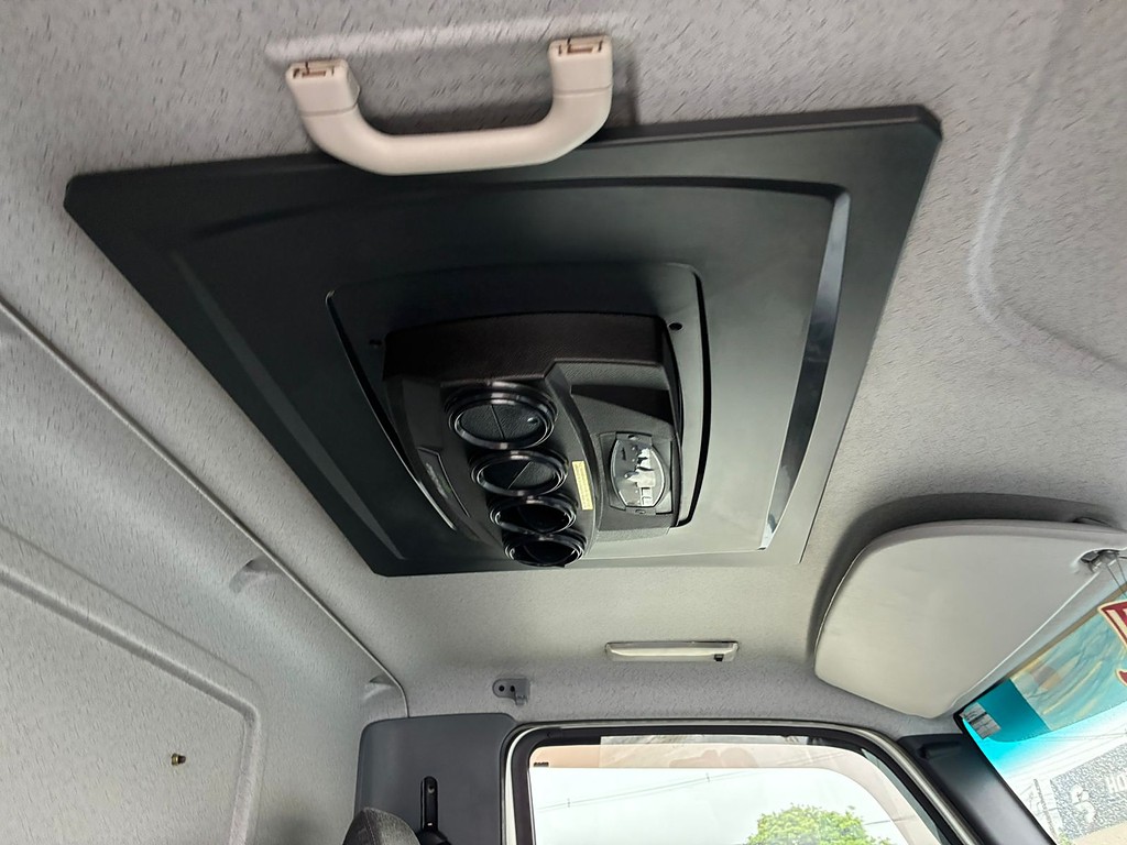 Caminhão MERCEDES BENZ MB 815 Baú Furgão ANO 2018 de Vieira Caminhões no Paraná