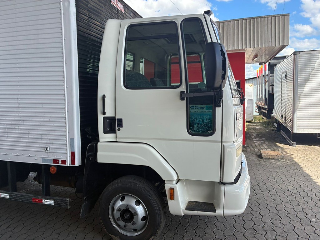 Caminhão FORD CARGO 815 Baú Furgão ANO 2007 de Vieira Caminhões no Paraná