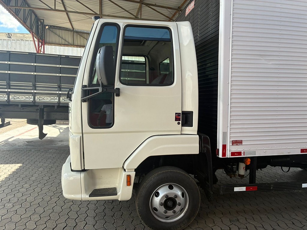 Caminhão FORD CARGO 815 Baú Furgão ANO 2007 de Vieira Caminhões no Paraná