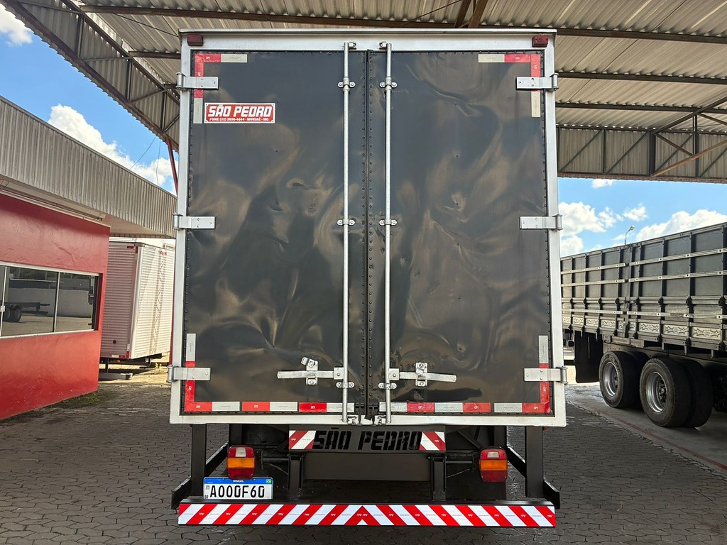 Caminhão FORD CARGO 815 Baú Furgão ANO 2007 de Vieira Caminhões no Paraná