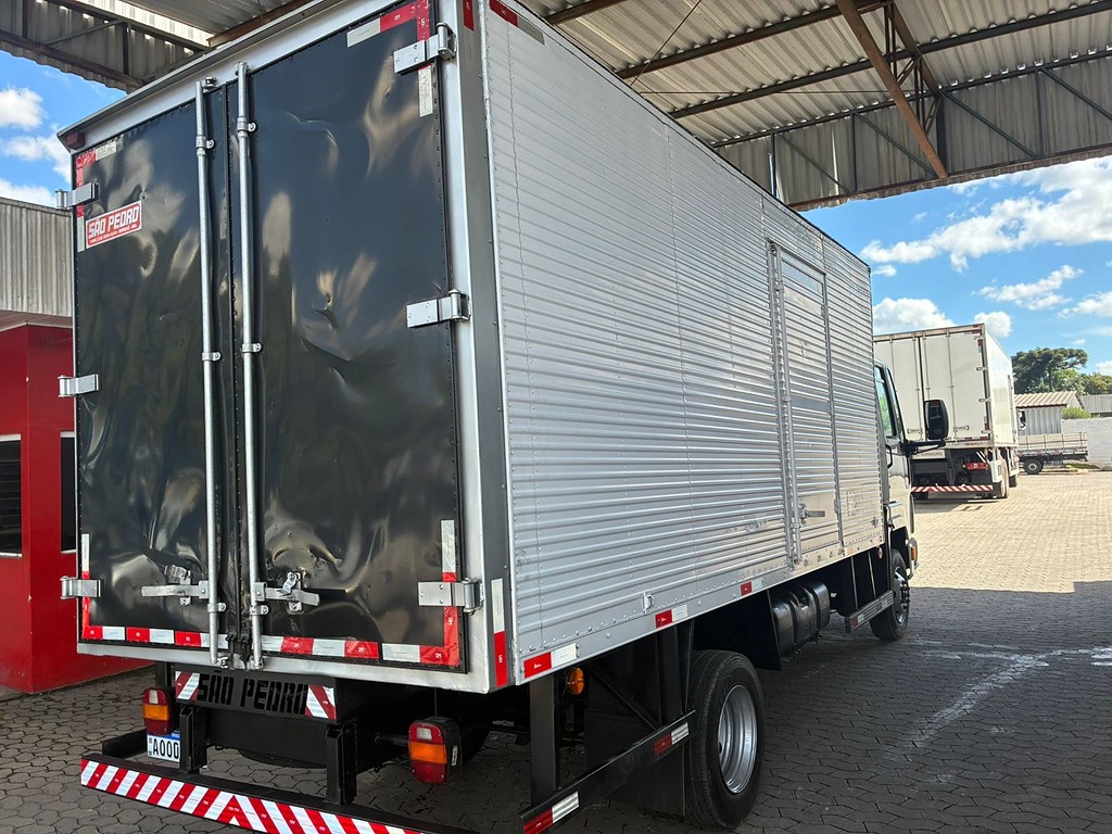 Caminhão FORD CARGO 815 Baú Furgão ANO 2007 de Vieira Caminhões no Paraná