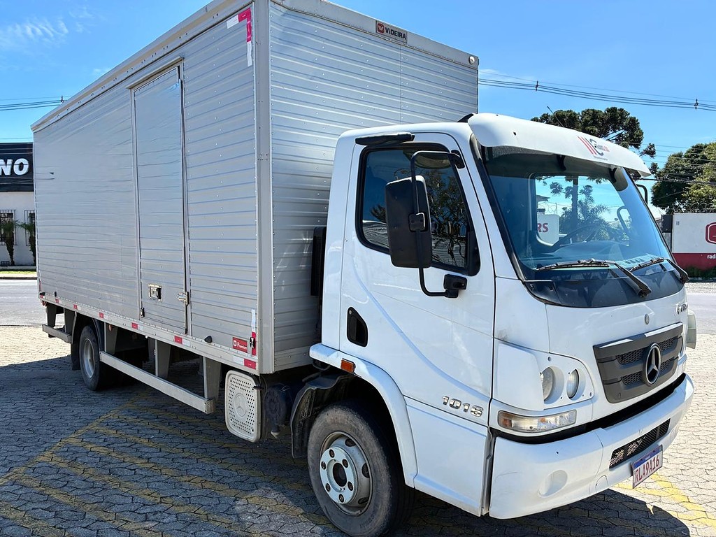 Caminhão MERCEDES BENZ MB 1016 Baú Furgão ANO 2021 de Vieira Caminhões no Paraná