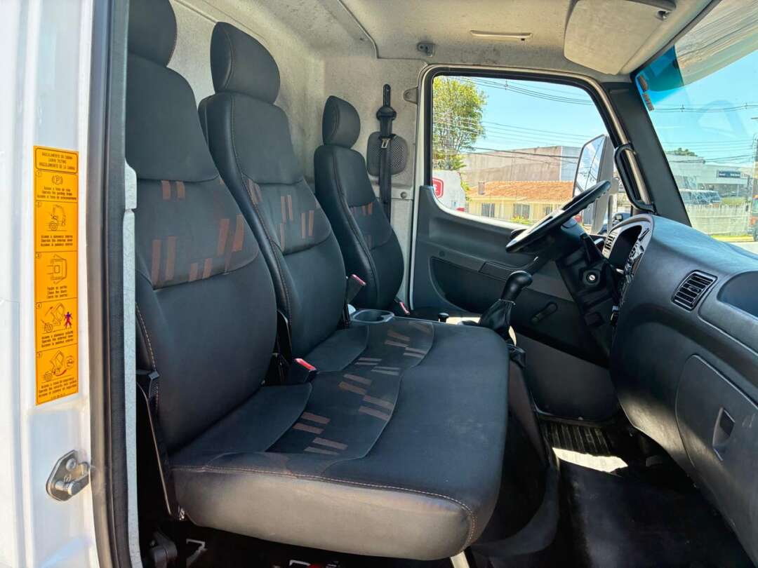 Caminhão MERCEDES BENZ MB 1016 Baú Furgão ANO 2021 de Vieira Caminhões no Paraná