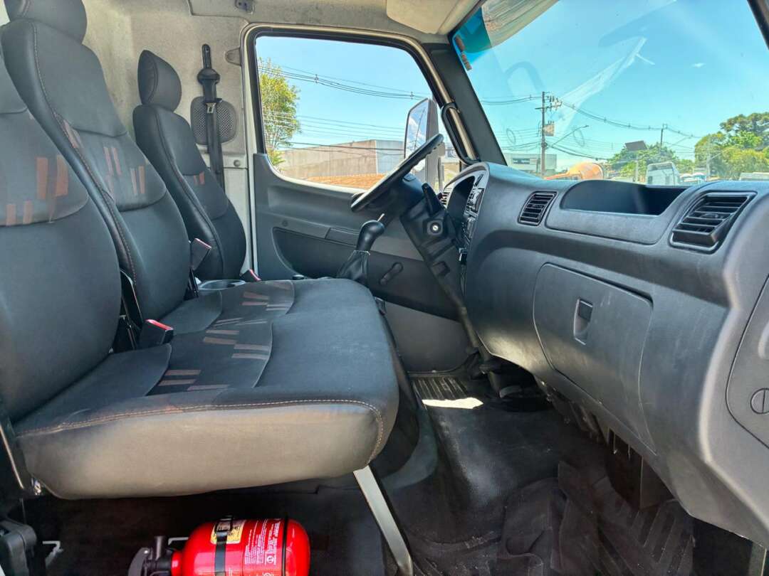 Caminhão MERCEDES BENZ MB 1016 Baú Furgão ANO 2021 de Vieira Caminhões no Paraná