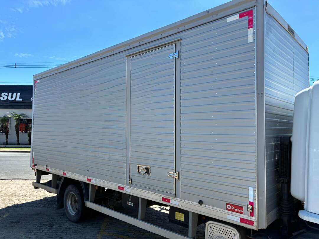 Caminhão MERCEDES BENZ MB 1016 Baú Furgão ANO 2021 de Vieira Caminhões no Paraná