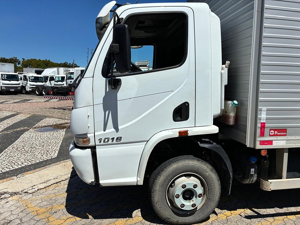 Caminhão MERCEDES BENZ MB 1016 Baú Furgão ANO 2021 de Vieira Caminhões no Paraná