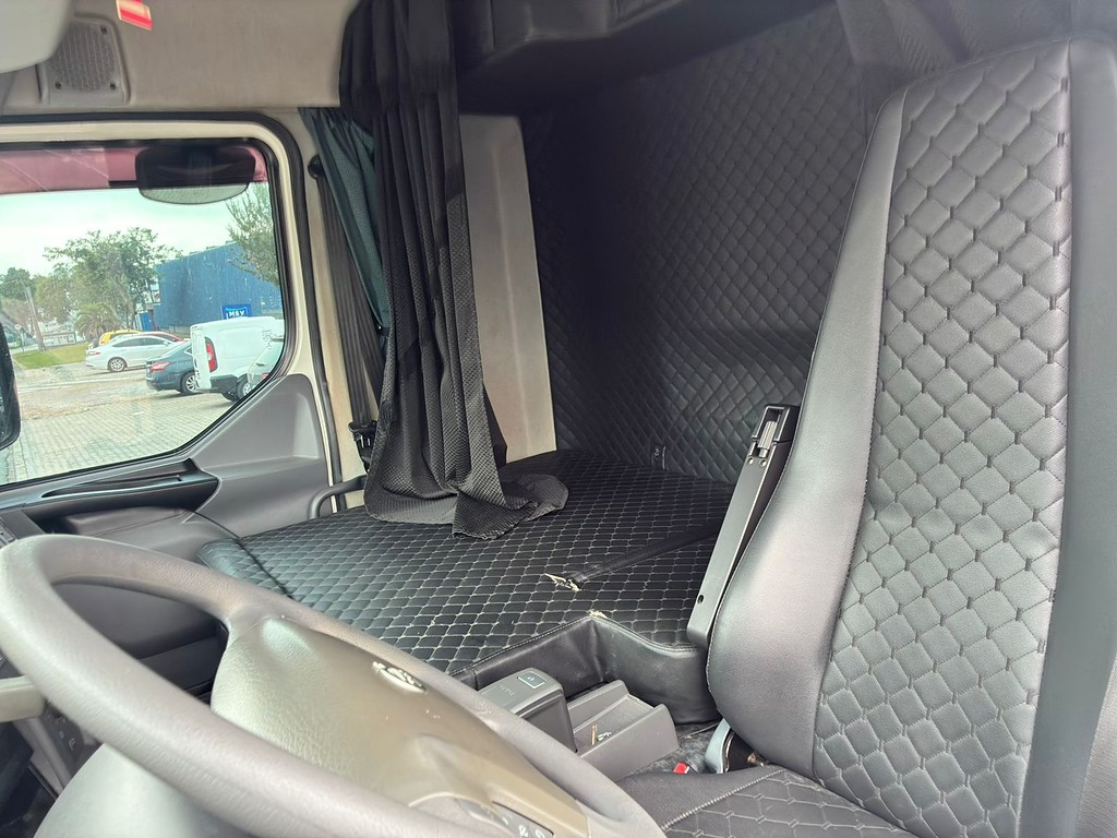 Caminhão VOLVO VM 330 Graneleiro ANO 2022 de Vieira Caminhões no Paraná