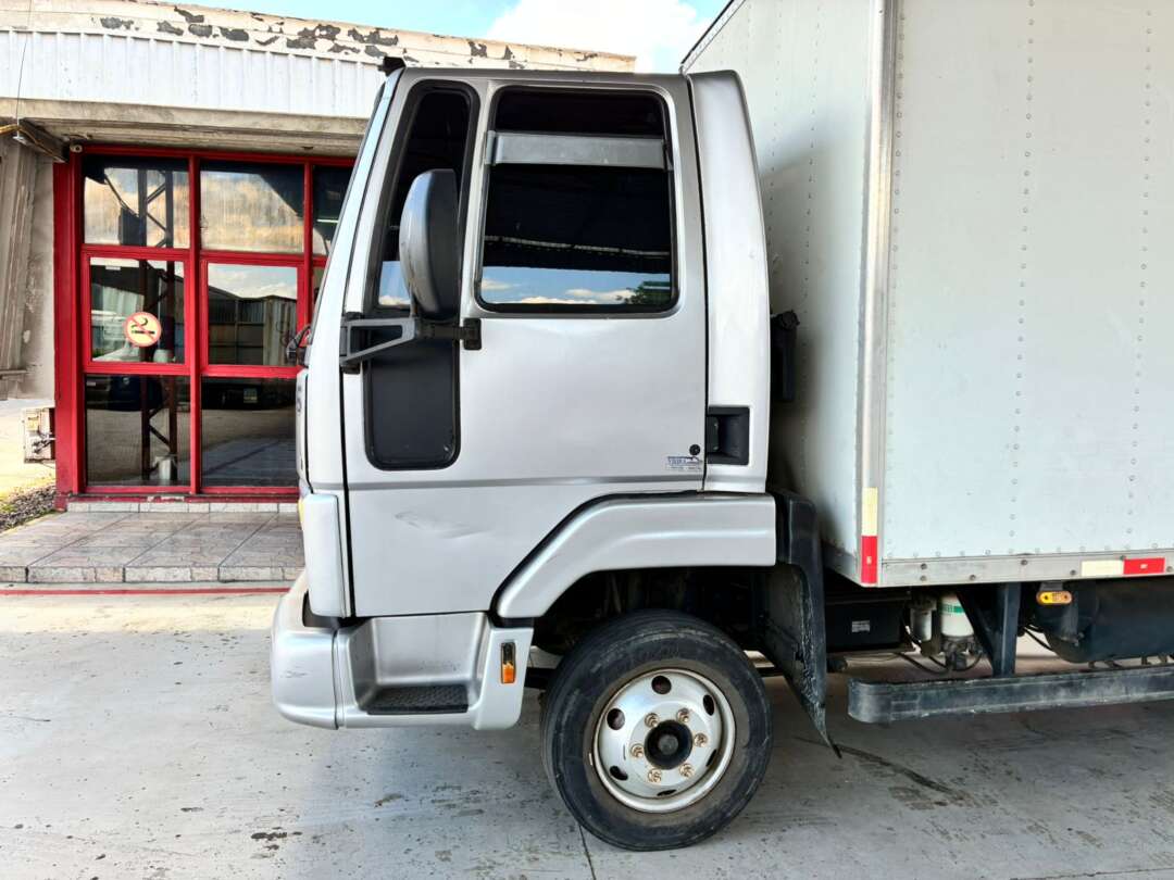 Caminhão FORD CARGO 816 Baú Furgão ANO 2013 de Vieira Caminhões no Paraná