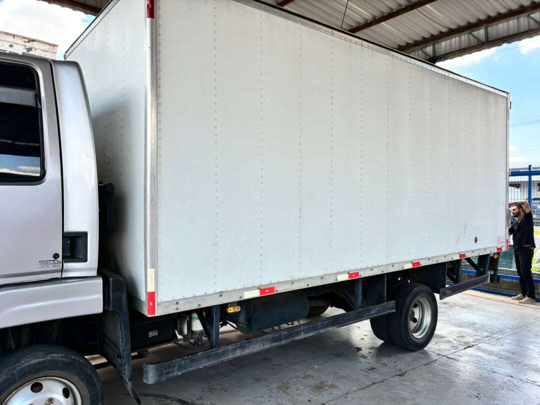 Caminhão FORD CARGO 816 Baú Furgão ANO 2013 de Vieira Caminhões no Paraná