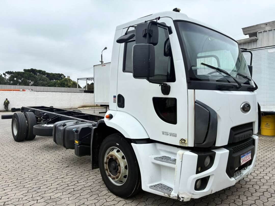 Caminhão FORD CARGO 1519 Chassis ANO 2013 de Vieira Caminhões no Paraná