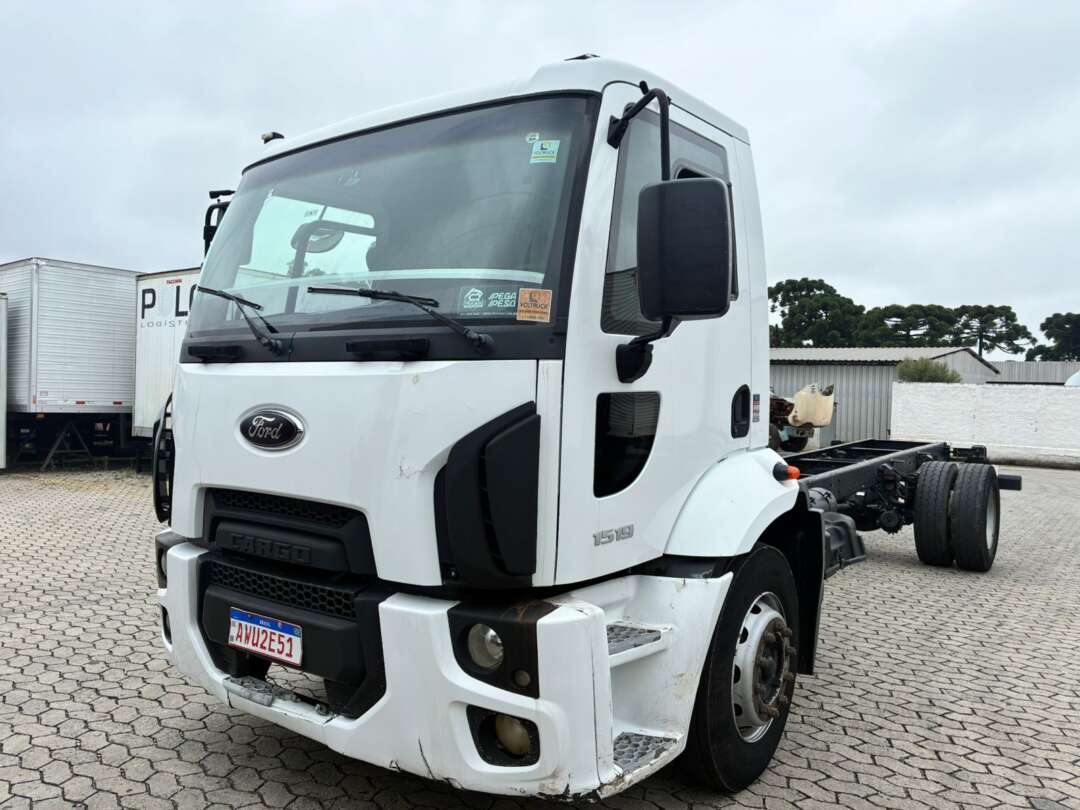 Caminhão FORD CARGO 1519 Chassis ANO 2013 de Vieira Caminhões no Paraná