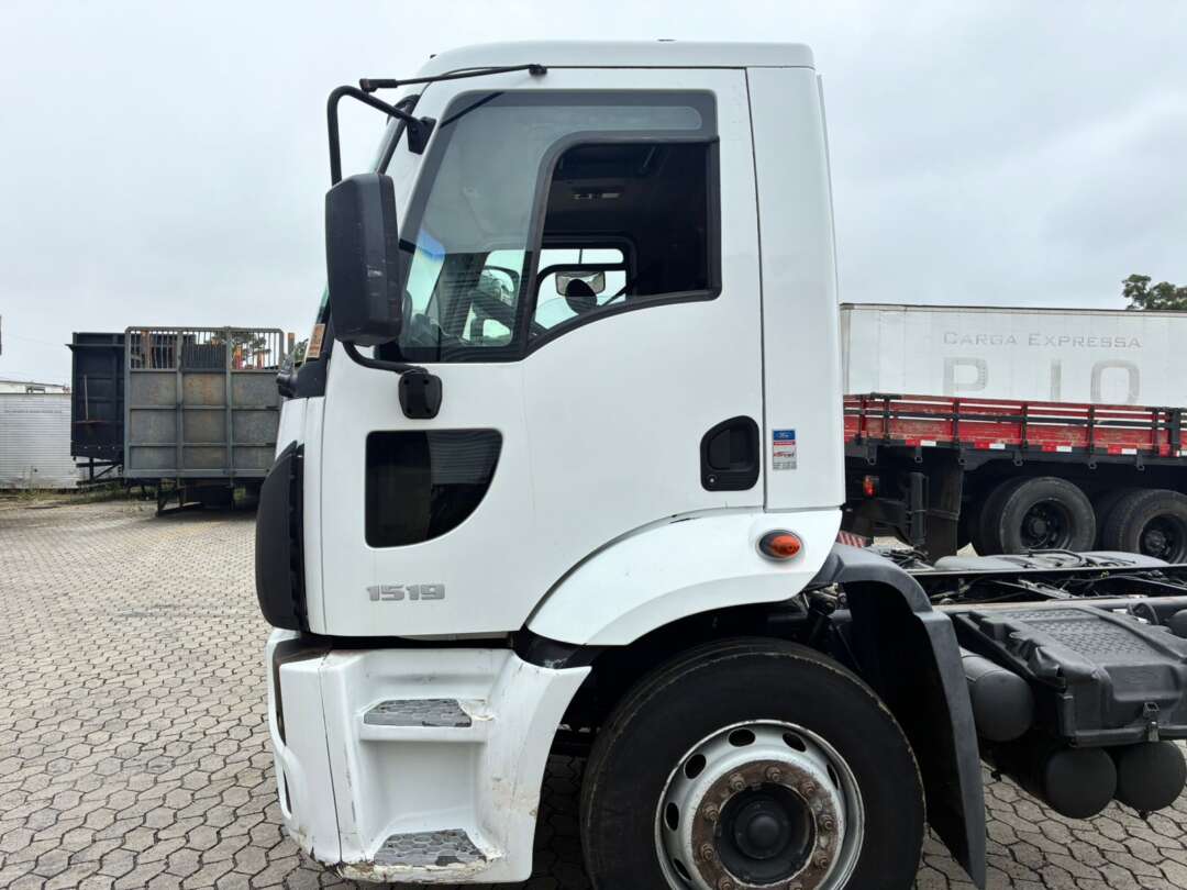 Caminhão FORD CARGO 1519 Chassis ANO 2013 de Vieira Caminhões no Paraná