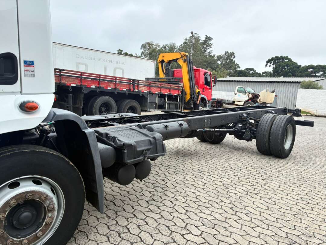Caminhão FORD CARGO 1519 Chassis ANO 2013 de Vieira Caminhões no Paraná