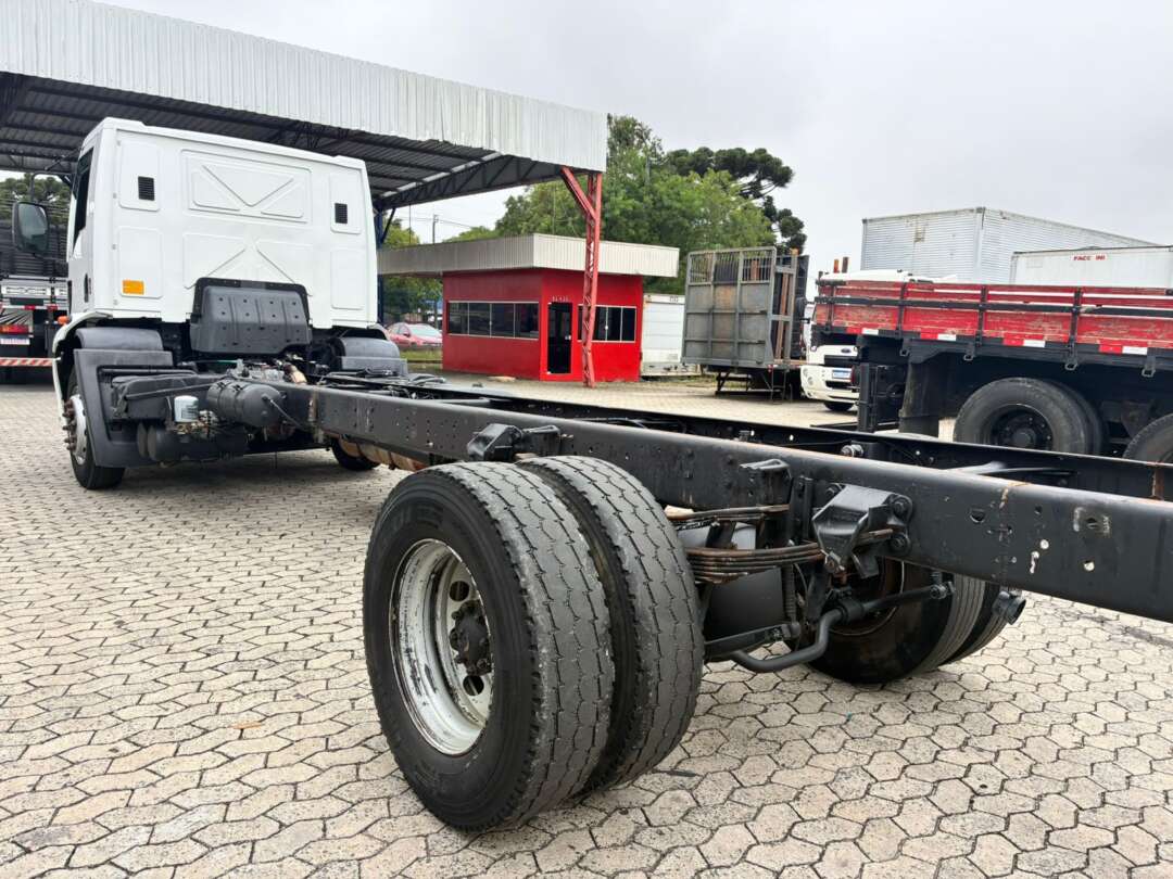 Caminhão FORD CARGO 1519 Chassis ANO 2013 de Vieira Caminhões no Paraná