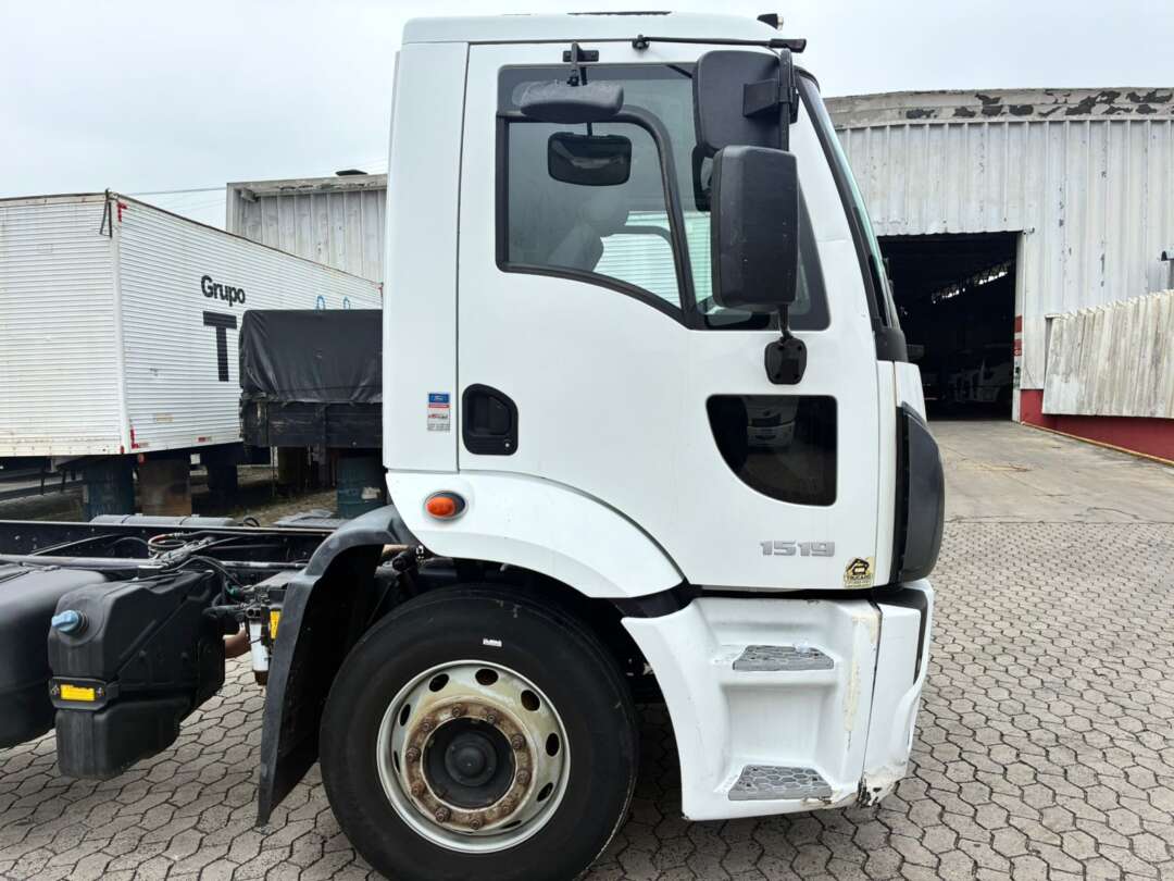 Caminhão FORD CARGO 1519 Chassis ANO 2013 de Vieira Caminhões no Paraná