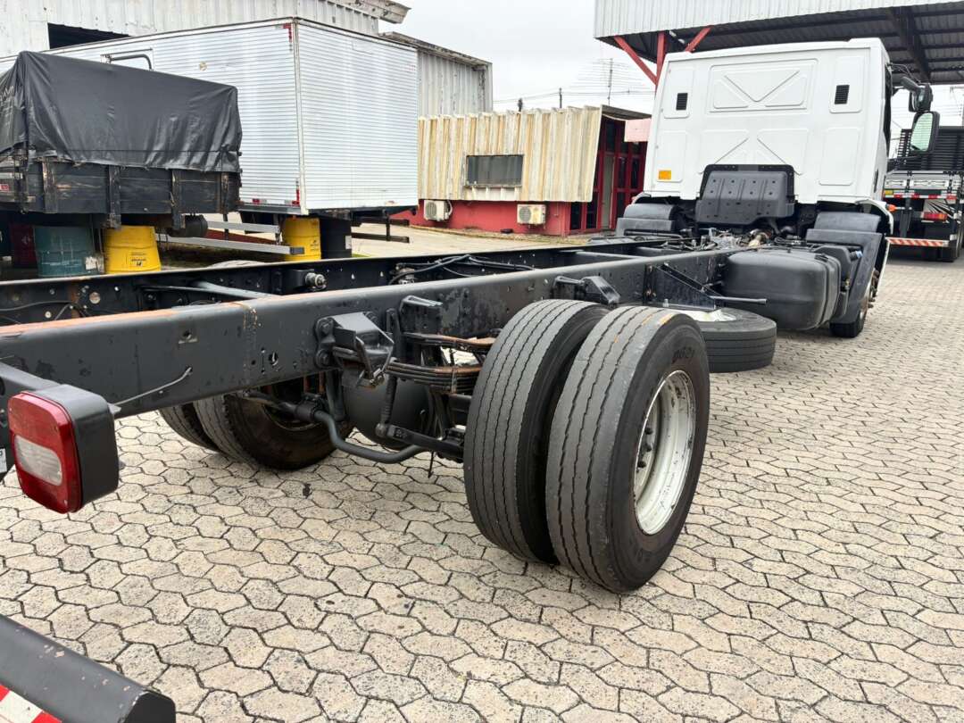 Caminhão FORD CARGO 1519 Chassis ANO 2013 de Vieira Caminhões no Paraná